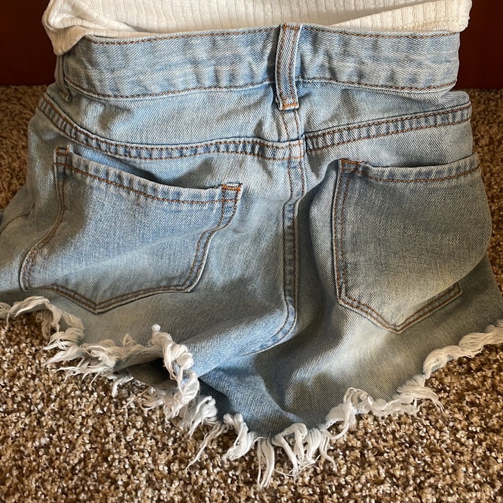 🚫SOLD🚫 Distressed Mini Shorts - Picture 13 of 13